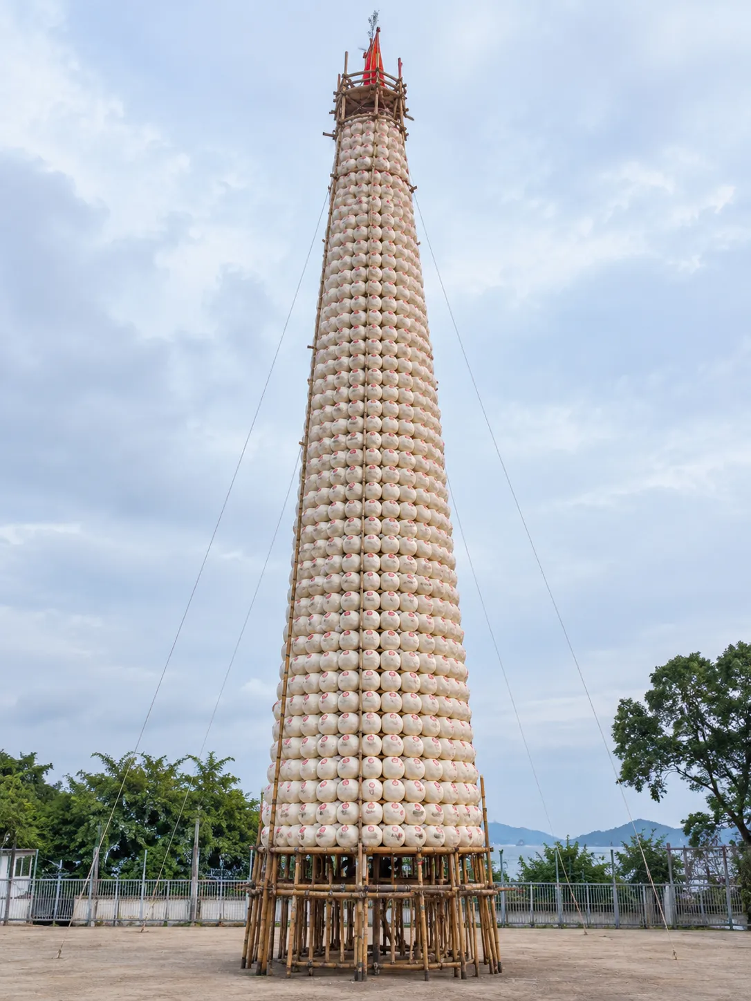 Annotated photos comparing a ritual bun mountain with the plastic-bun competition tower at Cheung Chau